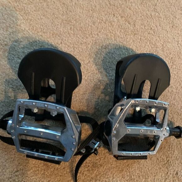 JG Toe Clip Bicycle Pedals With Straps - Picture 4 of 7